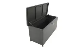 Geöffnete anthrazite Gartenbox aus Stahl mit Schloss vor weißem Hintergrund