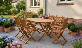 Gartenmöbel Garnitur Genua aus Holz mit ovalem Tisch und sechs Klappstühlen mit Armlehnen auf einer Terrasse