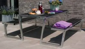 Die Zigma Gartenmöbel sind in drei Ausführungen erhältlich: aus druckimprägnierter sowie schwarz bzw. grün farbgrundierter Kiefer/Fichte oder unbehandelter Lärche