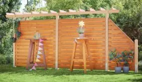 Vielseitig: Die einreihige Gartenpergola Premium aus Douglasie eignet sich zum Beispiel als Raumtrenner oder Sichtschutz