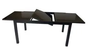 Der kleine Gartentisch ist von 150 auf 210 cm ausziehbar, der große sogar auf bis zu 240 cm