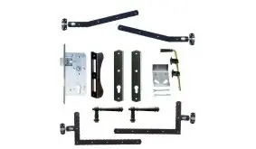 Gartentür Beschlag Classic: Komplettsatz mit Einsteckschloss, Drückergarnitur, Bodenschieber, Auflaufbock, 2 x Winkelband gekröpft (verstellbar), 2 x Band mit gebogenem Schenkel (verstellbar), Anschlagwinkel, Schrauben