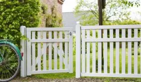 Der Gartenzaun aus Kiefer/Fichte ist fungizid vorbehandelt und doppelt weiß farbgrundiert (ähnlich RAL 9010)