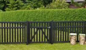 Der Gartenzaun Country ist fungizid vorbehandelt und doppelt farbgrundiert in der Farbe Schwarz. Sie haben die Wahl zwischen drei Toren und einem Zaunelement im skandinavischem Design