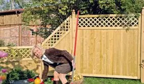 Die Zaunelemente bestehen aus edelstahlgeklammerten 40 x 70 mm Rahmenhölzern und 16 x 118 mm Profilbrettern