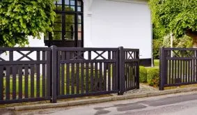 Der Gartenzaun ist mit rostfreien Nägeln und Schlagschrauben verarbeitet, die Tore sind durch diagonale Latten verstärkt und haben extra starke 44 x 90 mm Rahmen