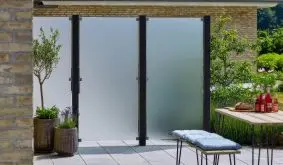 Die matt satinierten Glaszäune der Serie San Sebastian II sind aus gehärtetem 6 mm Glas