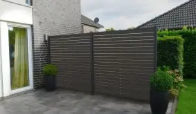 Steckzaunsystem mit modernen BPC Rhombusprofilen in Anthrazit, Karamell und Sand. In der Höhe variabel!