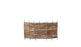 Haselnusszaun geflochten und genagelt mit einem Maß von 180 x 90cm
