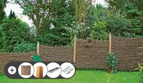 Das Komplettset bestehend aus unbehandelten Zaunelementen aus Haselnuss, Pfosten sowie Montagematerial können Sie sich leicht zusammenstellen und frei Bordsteinkante liefern lassen.