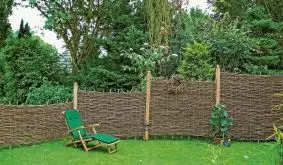 Im naturnahen Garten setzt der urwüchsige Haselnusszaun mit rustikaler Formgebung und Bauerngartenoptik dekorative Akzente.
Er ist in vier Größen erhältlich.