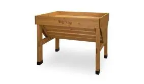 Das solide 103 x 76 x 80 cm Hochbeet Balkon besticht durch eine ergonomische, V-förmige Bauweise. Für bessere Entwicklungsmöglichkeiten Ihrer Pflanzen