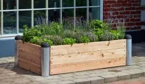 Hochbeet Pipe aus unbehandelter Lärche. Die Bretter sind vorgebohrt und gefräst. Die einzelnen Sets lassen sich individuell erweitern