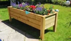 Schmuckstück für die Terrasse: Das 192 x 72 x 72 cm Hochbeet aus Holz ist ein wahrer Alleskönner