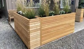 Für ein harmonisches, geschlossenes Erscheinungsbild sorgen die 2,8 x 5,5 x 90 cm Verbindungsleisten aus Massivholz zur Fugenüberdeckung. Sie erhalten diese im 2er-Set