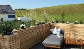 Passt immer und sieht stilvoll aus: Die variablen Hochpflanzkästen aus Sibirischer Lärche können Sie ganz nach Belieben kombinieren