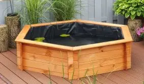 Sechseckiger Hochteich in acht Ausführungen: Zur Wahl stehen zwei Holzarten, drei Farben und vier Größen