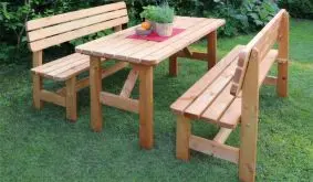 Die Holz Gartengarnitur ist in 2 Farbvarianten (honigbraun und grau) erhältlich.