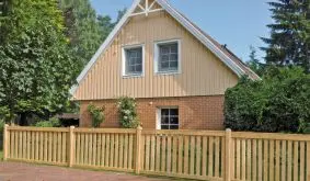 Holzgartenzaun aus rustikaler Eiche gefertigt im Maß 180 x 90 cm