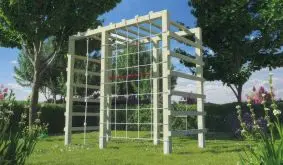 Vielseitiges 240 x 120 x 219 cm Holz Klettergerät für den Garten mit Kletternetz, Reckstange, Strickleiter und Kletterseil