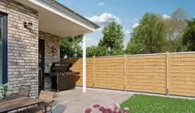 Im Farbton Lärche lasiert: Blickdichter Holz Lamellenzaun aus Kiefer/Fichte