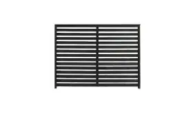 Wetterfester Holz Sichtschutzzaun in farbgrundiertem Schwarz. Lamellen sind mit rostfreien Schalgschrauben verarbeitet. 