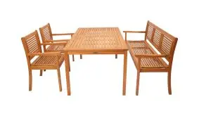 Holzgarnitur mit 2 Sesseln, einer Bank und einem Tisch aus Eukalyptusholz vor weißem Hintergrund