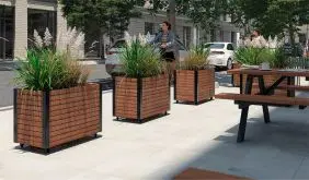 Mit vier Ø 75 mm Rollen: Der 87 x 47 x 65,5 cm Holzpflanzkasten vereint dänisches Design mit viel Flexibilität