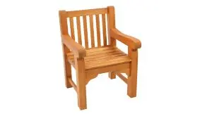 Gartensessel aus Eukalyptusholz mit extra breiten Armlehnen und Beinen vor weißem Hintergrund