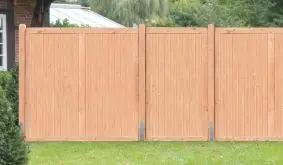 100 % blickdicht: Beim Holzzaun Douglasie Massiv stehen 15 gerahmte Elemente mit senkrechter Füllung zur Wahl