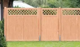 Der Holzzaun Douglasie bietet 178,5 cm hohe Sichtblenden mit senkrechter Füllung und Gittereinsätzen in Rautenform 