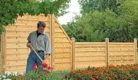 Der massive Holzzaun für den Garten und geschützte Rückzugsräume im Freien setzt mit einem Dutzend individuell kombinierbarer Zaunelemente Ihrer Kreativität kaum Grenzen