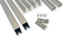 Das silberne Befestigungsset für den HPL-Steckzaun besteht aus Start-, Mittel- und Abschlussleisten, sowie Befestigung. 