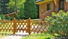 Der Klassiker unter den Gartenzäunen: stabiler Jägerzaun aus braun druckimprägnierter Kiefer (Foto zeigt Anwendungsbeispiel - Zaunriegel müssen separat bestellt werden) 