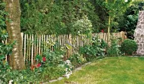 Staketenzäune aus Haselnuss: Bieten den natürlichen Charme eines Bauerngartens