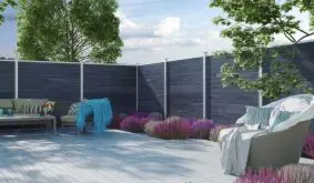 Praxisbeispiel: Der BPC Steckzaun aus coextrudierten Lamellen im Design Greystone, montiert mit silbernen Alupfosten und Leisten