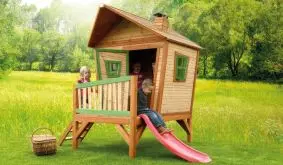 Das Kinderspielhaus aus Holz ist TÜV-geprüft, hat ein Format von 227 x 180 x 233 cm und bietet Ihrem Kind viel Platz zum spielen.