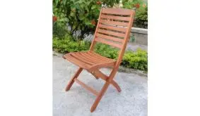 Die ergonomisch geformten Klappstühle aus geöltem Eukalyptushartholz sind bequem und witterungsbeständig. Mit einer angenehmen Sitzhöhe von 44 cm sind sie ein langlebiger Begleiter für Ihren Balkon oder die Terrasse.