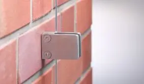 Die Edelstahl-Klemmbacken zur freien Montage an der Wand ohne Pfosten