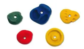 Klettergriffe aus Kunststoff in 5 verschiedenen Formen und Farben - grün, blau, gelb und rot - mit Bohrlöchern zur Wandmontage