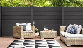 Modernes Design: Das 11-teilige BPC Steckzaunsystem Maxi punktet mit extrabreiten, anthrazitgrauen Füllprofilen