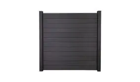 Das BPC Steckzaunsystem Kolding 1 hat das Maß 180 x 180 cm. Das Set besteht aus 12 Einzellamellen, Start/Abschlussprofilen und Distanzstücken, OHNE Pfosten.
