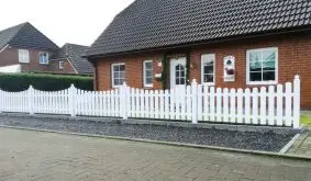 Hochwertiger und pflegeleichter Gartenzaun aus Vollkunststoff mit Acrylmantel in Weiß (RAL 9016) mit 10 Jahre Garantie