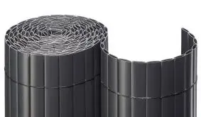 Die anthrazitfarbene Sichtschutzmatte besteht aus witterungsbeständigen PVC-Kunststoff Hohlkammerprofilen, welche durch ein Nylon-Band zusammengehalten werden.