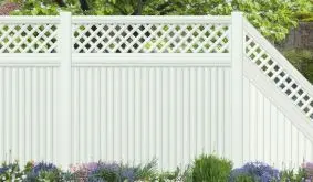 Sehr günstig, langlebig und pflegeleicht: Die weiße Kunststoff Sichtschutzwand Ulm aus hochwertigem PVC