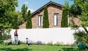 Sehr günstig, langlebig und pflegeleicht: Die weiße Kunststoff Sichtschutzwand Ulm aus hochwertigem PVC 