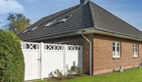 Für Sicht- und Windschutz rund ums Haus: Dekorativer Kunststoff Zaun mit Rankornamenten