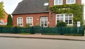 Wetterfester und pflegeleichter Gartenzaun aus acrylbeschichtetem Vollkunststoff in Grün (RAL 6012) mit 10 Jahre Garantie