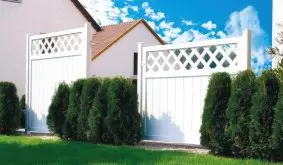 Funktional und dekorativ: Hochwertiger Kunststoff Sichtschutz mit diagonalen Rankgittern im Kopfbereich