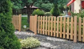 Der hochwertige und dekorative Gartenzaun Lärche ist optimal, wenn Sie bei der Qualität keine Kompromisse eingehen möchten